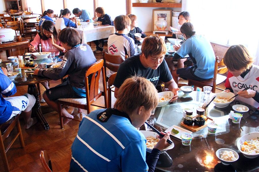 宿での食事風景