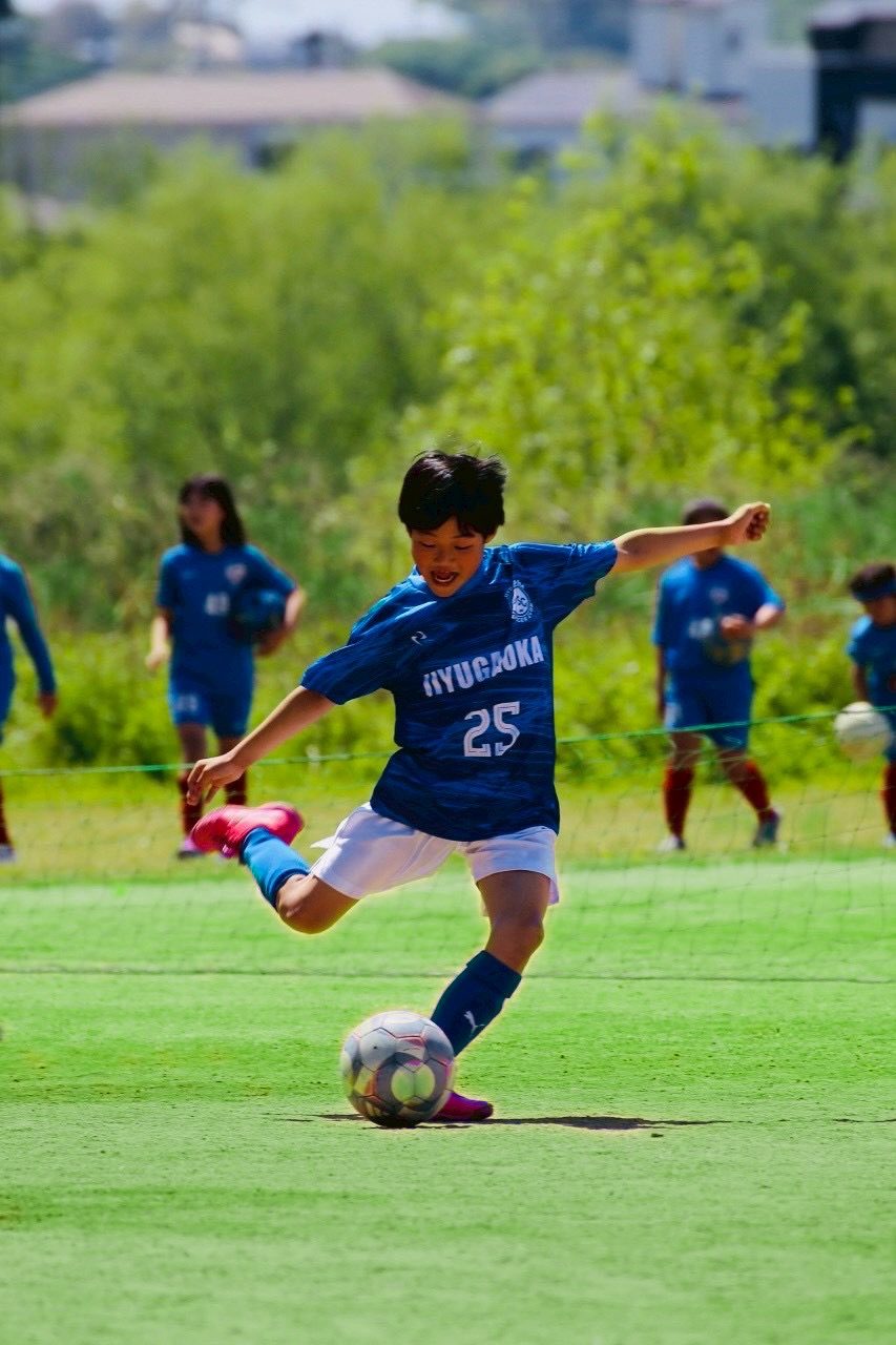 シュートを放つ選手