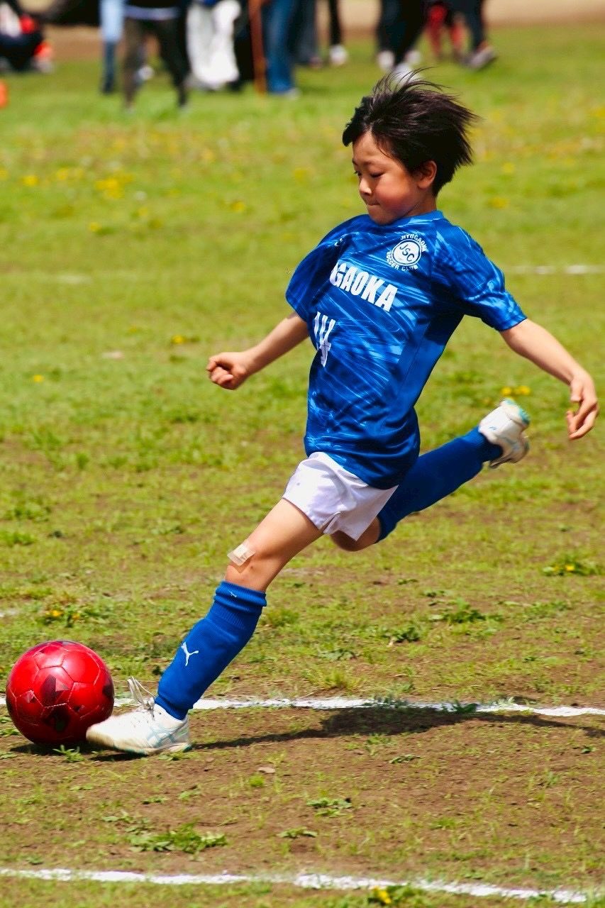ボールを蹴る選手